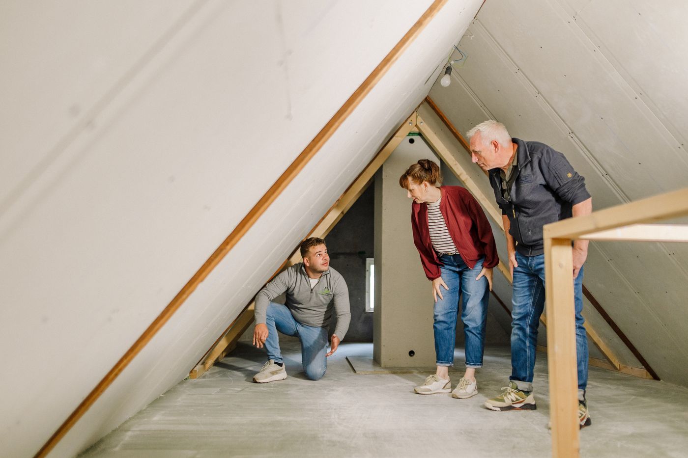 Adviseur inspecteert samen met de bewoners de zolder