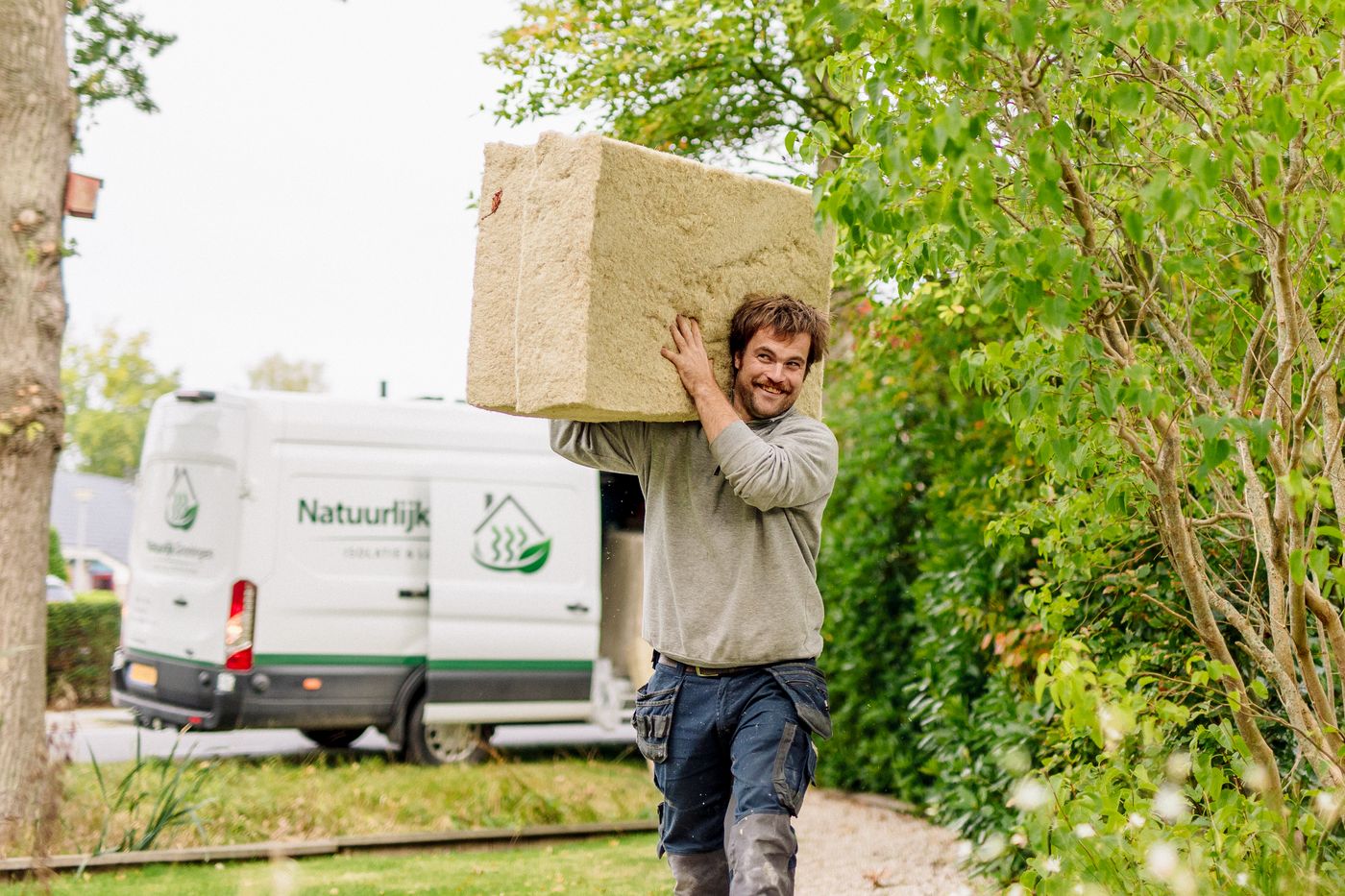 Biobased isolatiemateriaal wordt vanaf de bus aangevoerd