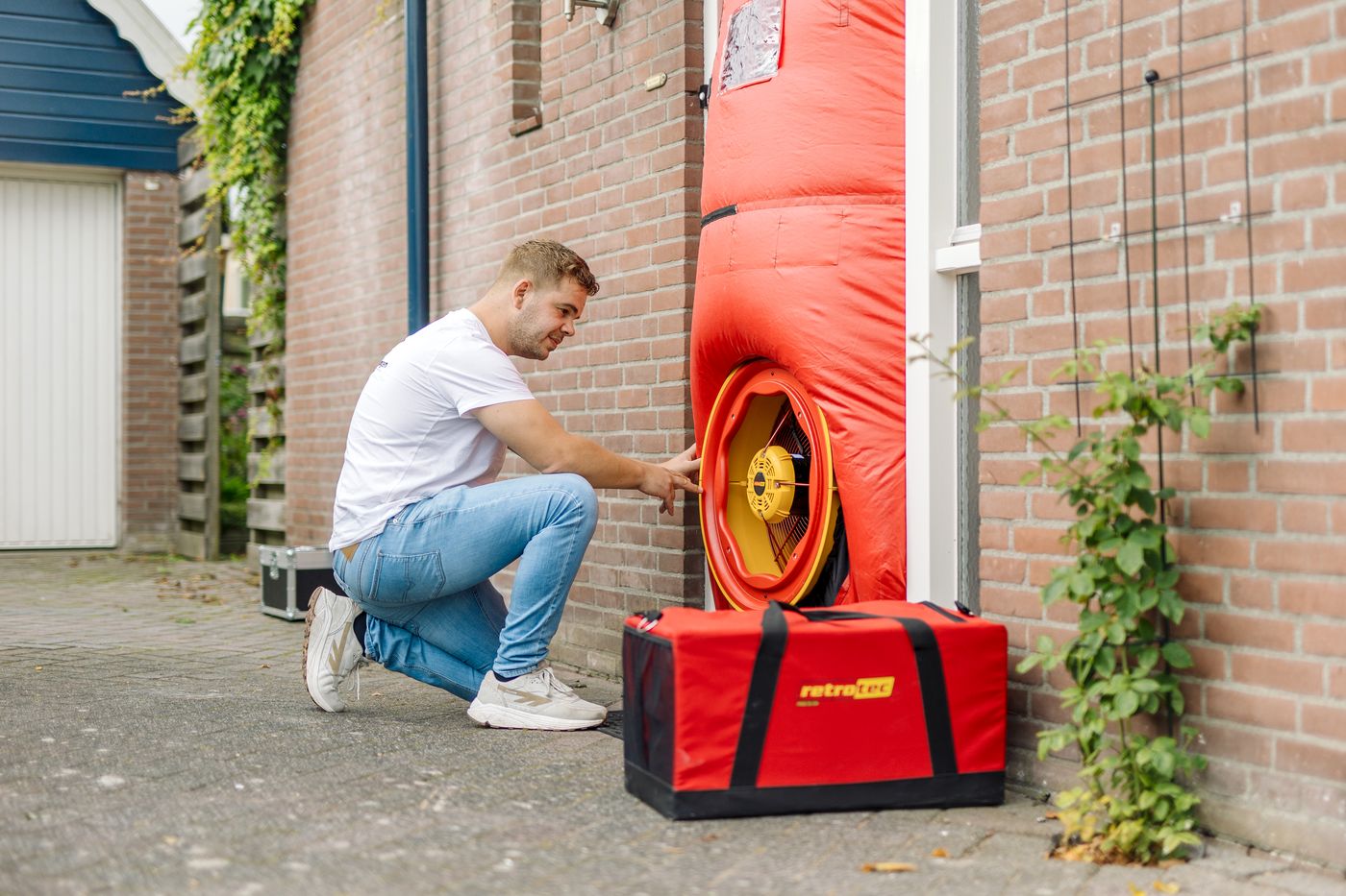 Specialist stelt de blowerdoor in voor de luchtdichtheidsmeting