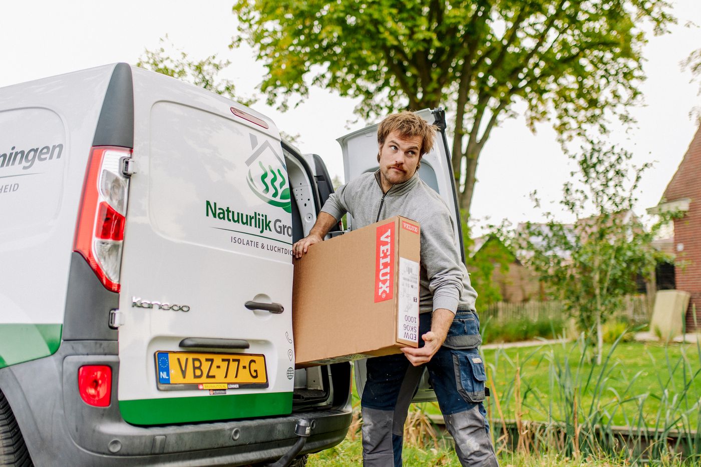 VELUX dakraam wordt uit de bedrijfsbus gehaald