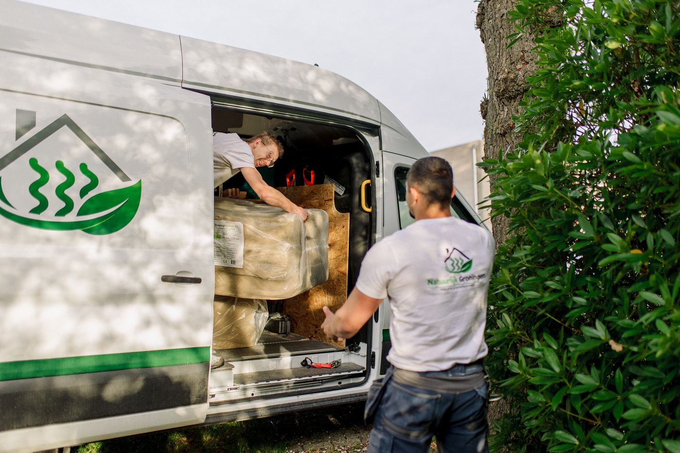 Biobased isolatiemateriaal wordt uit de bedrijfsbus geladen