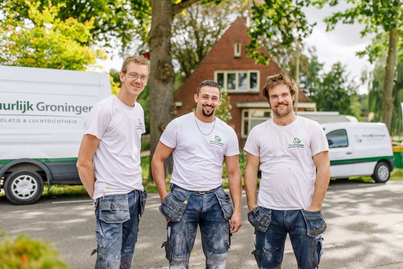 Het team van Natuurlijk Groningen bij de bedrijfsbussen