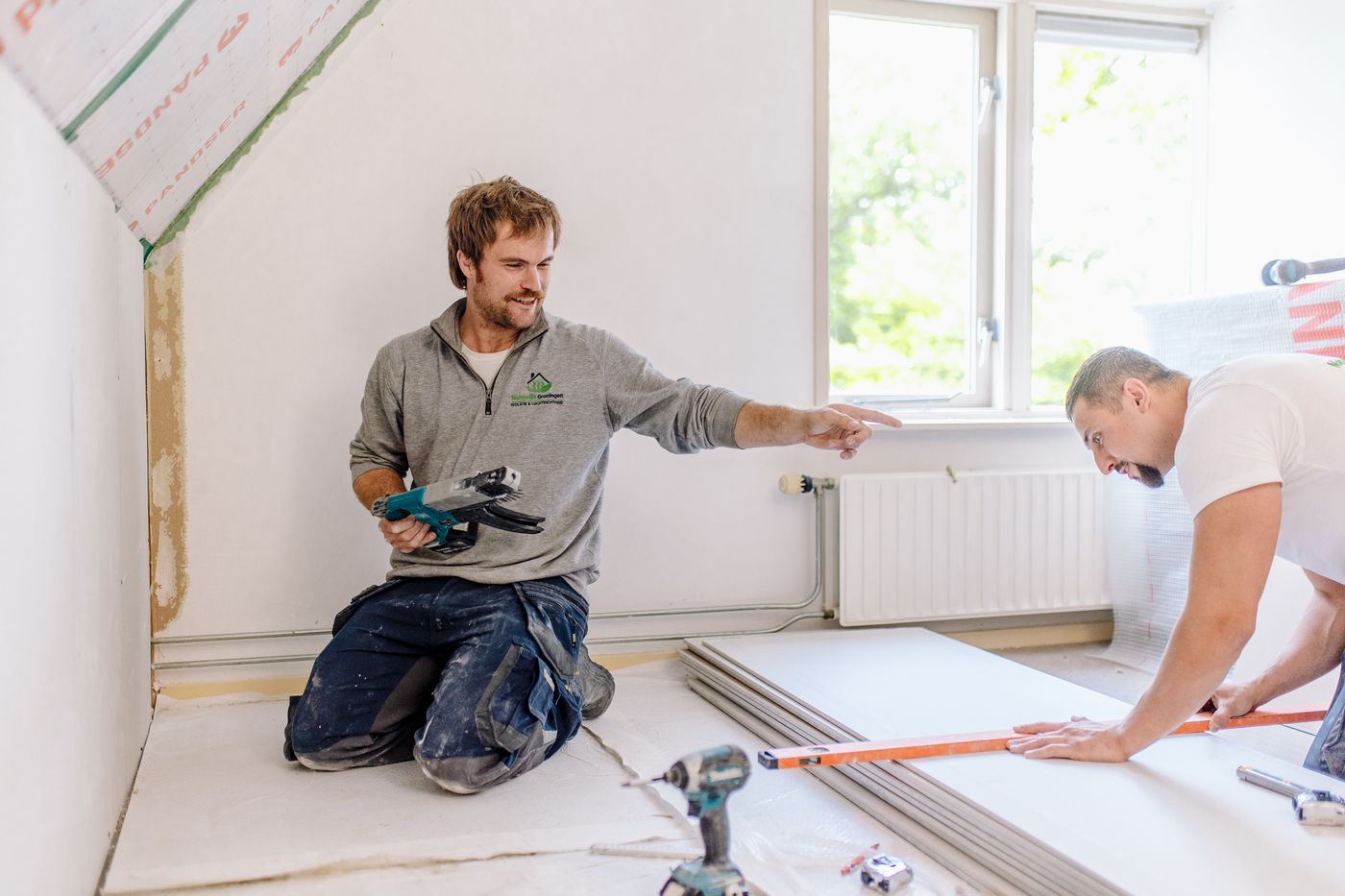 Voorman en monteur werken samen aan de afwerking, vacature Voorman