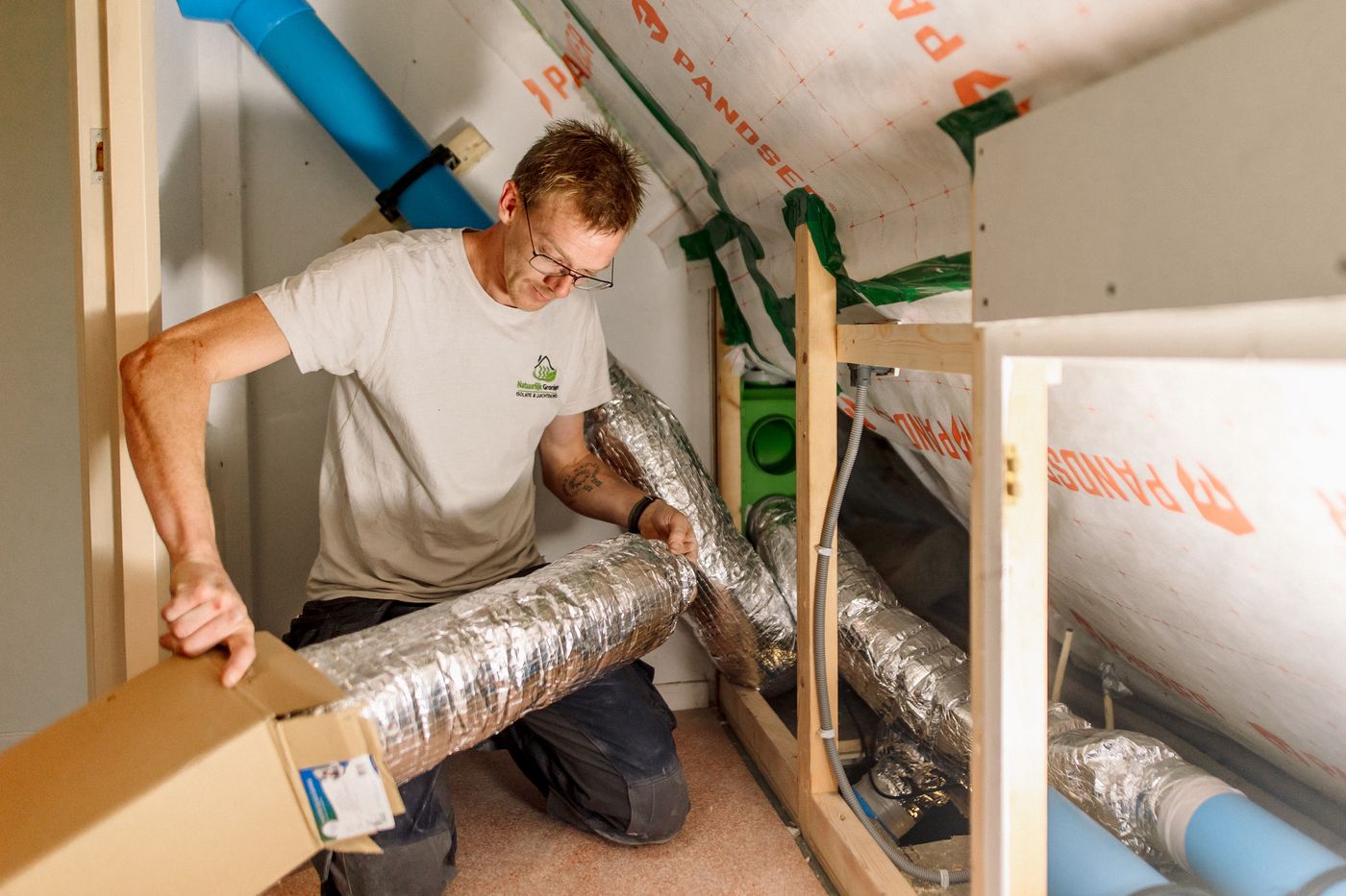 Ventilatiekanalen worden aangelegd en aangesloten