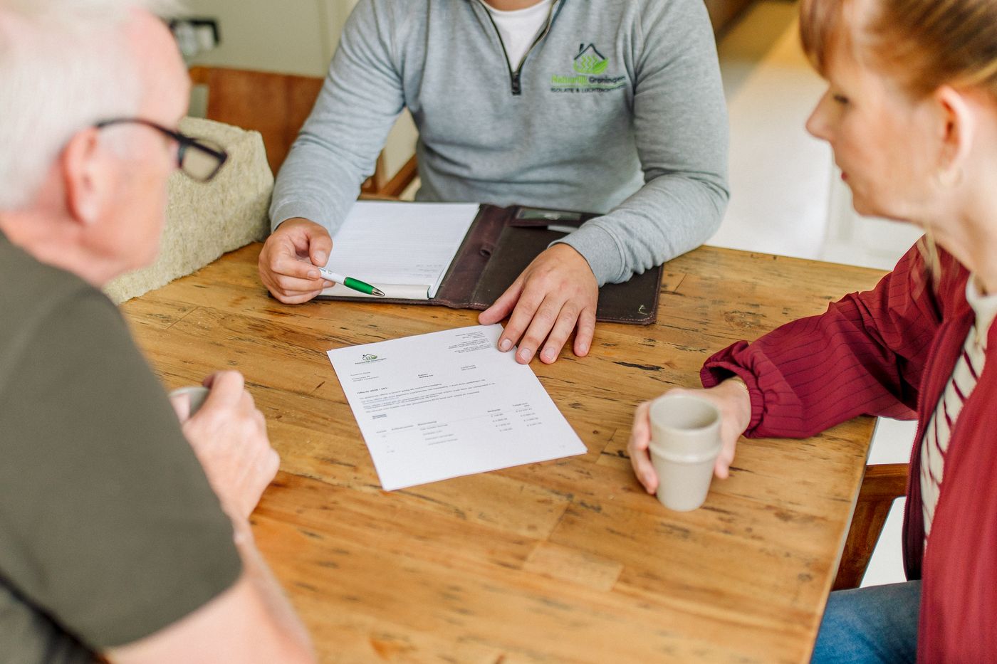 Adviesgesprek over vloerisolatie met de bewoners