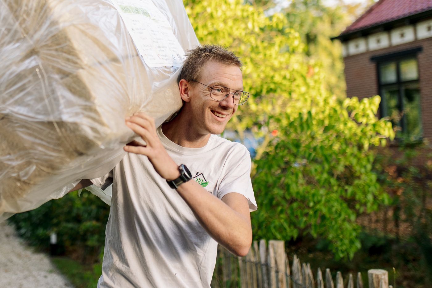Collega van Natuurlijk Groningen aan het werk, met plezier
