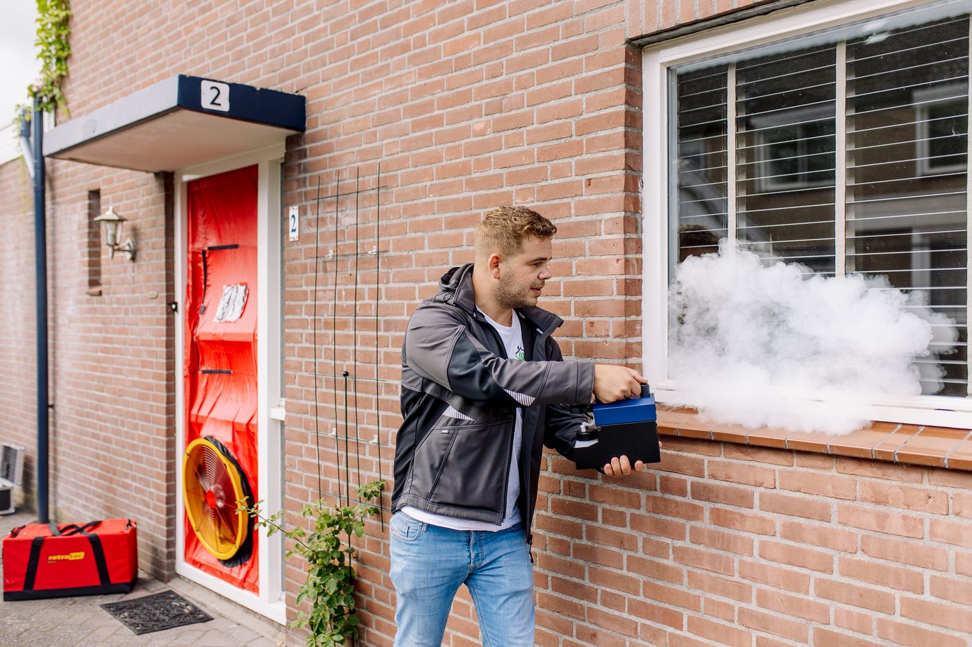 Lekdetectie met rook tijdens een blowerdoortest